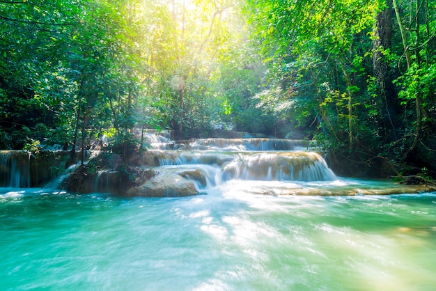 Cascata di erawan, parco nazionale di erawan a kanchanaburi in tailandia