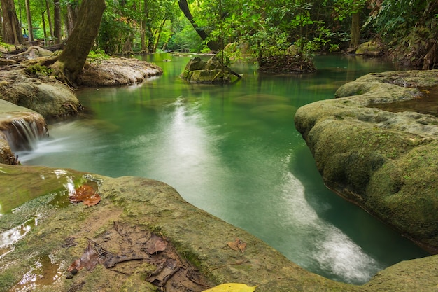 常緑の森林にある屋外滝Erawan Waterfall。