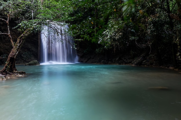 Erawan waterfallbella cascata nella foresta profonda thailandia