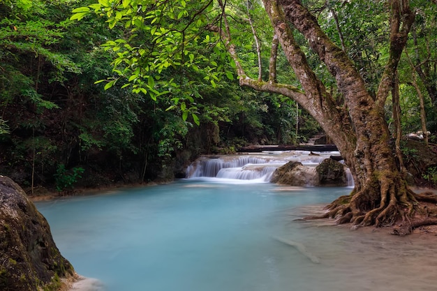 Erawan waterfallbella cascata nella foresta profonda thailandia