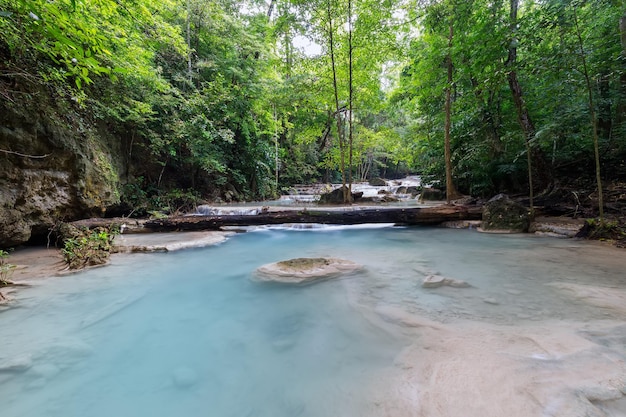 Erawan Waterfallprachtige waterval in diep bosThailand