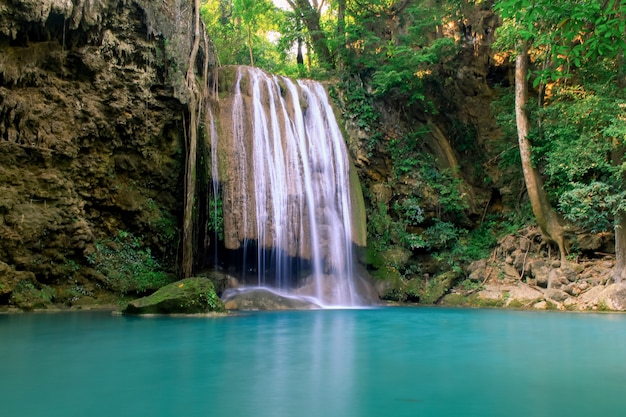 Erawan-waterval in het midden van groenblijvend