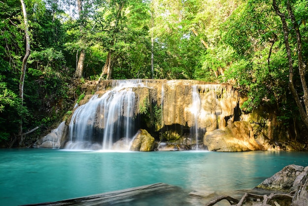 Erawan-waterval in Nationaal Park ThailandBlauwe smaragdgroene kleurenwaterval