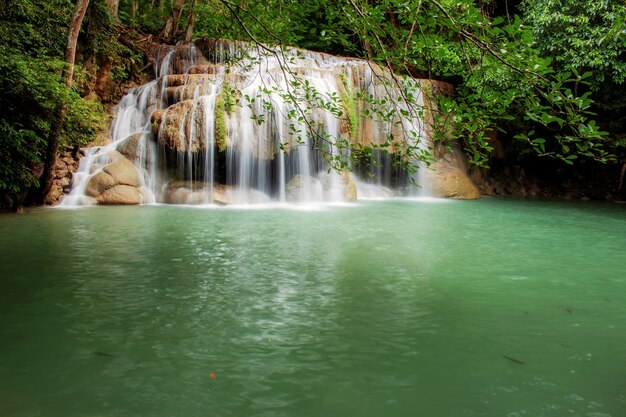 Erawanwaterval in de lente.