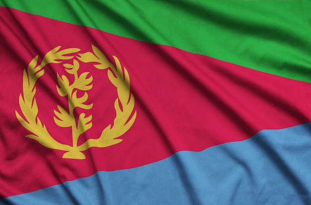 写真 エリトリアの旗は、多くのひだのあるスポーツ布地に描かれています。