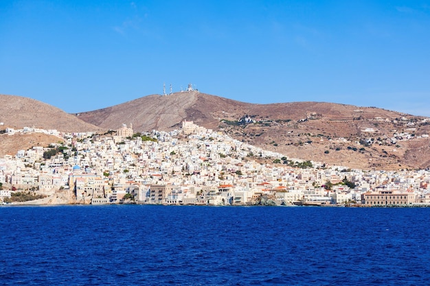 Photo ermoupoli and ano syros cities on syros island. syros or siros is a greek island in the cyclades, aegean sea.