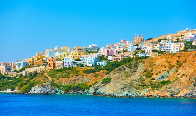 Photo ermoupoli town on the shore of syra island, cyclades, greece