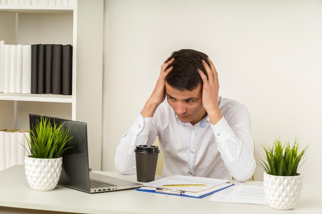 Ernstig gefrustreerd Aziatisch zakenman lijdt aan hoofdpijn migraine op het werk zich moe voelen uitgeput chronische werkstress