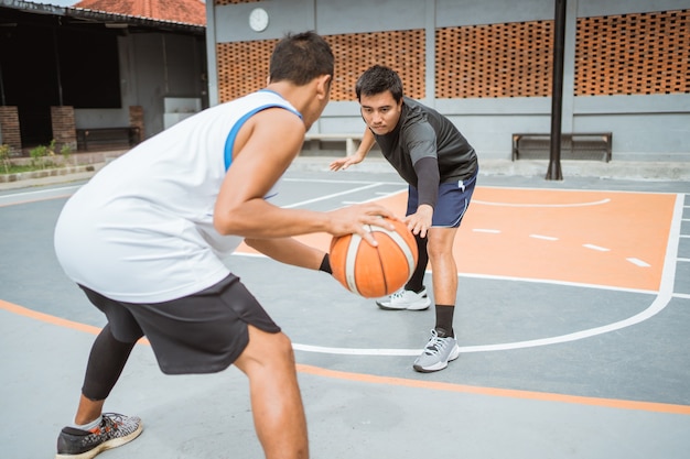 Ernstig gezicht van een verdediger die een tegenstander blokkeert die de bal dribbelt