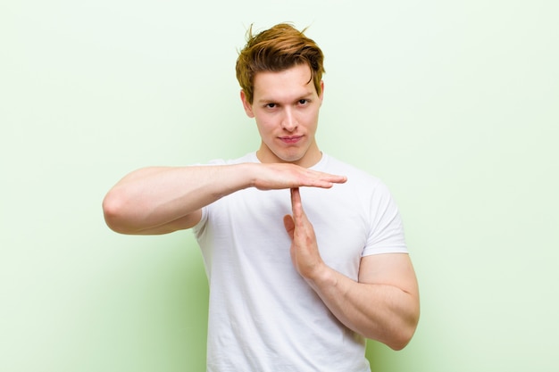 Ernstig, streng, boos en ontevreden kijken, een time-out teken maken