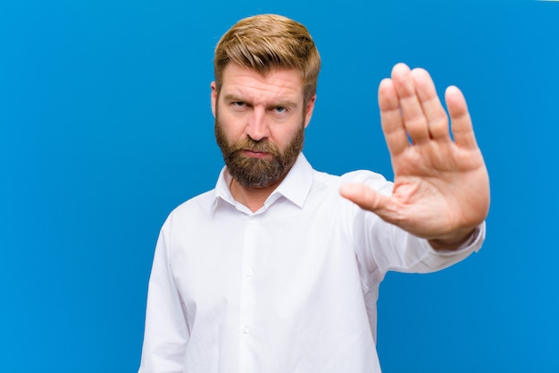 ernstig, streng, ontevreden en boos kijken met open handpalm en stopgebaar maken