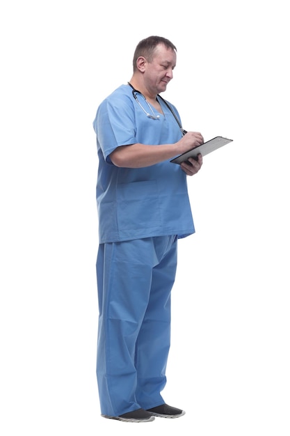 Ernstige arts die aantekeningen maakt in het klembord geïsoleerd op een witte achtergrond
