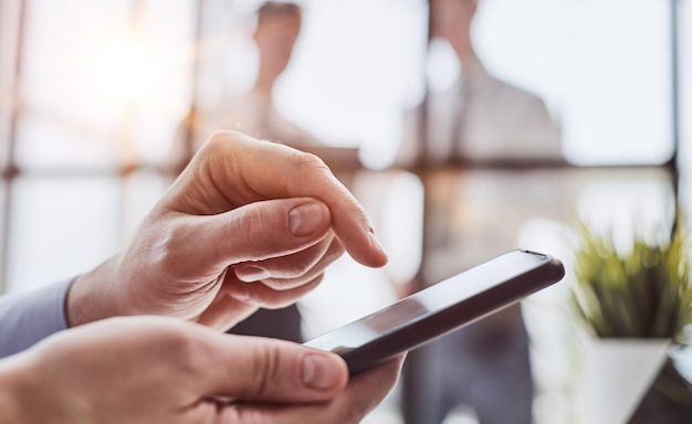 Foto ernstige beambte die mobiele telefoonclose-up gebruikt