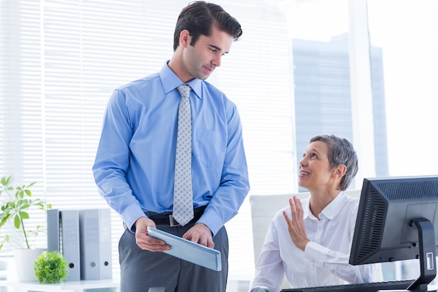 Ernstige collega&#39;s die aan tablet samenwerken