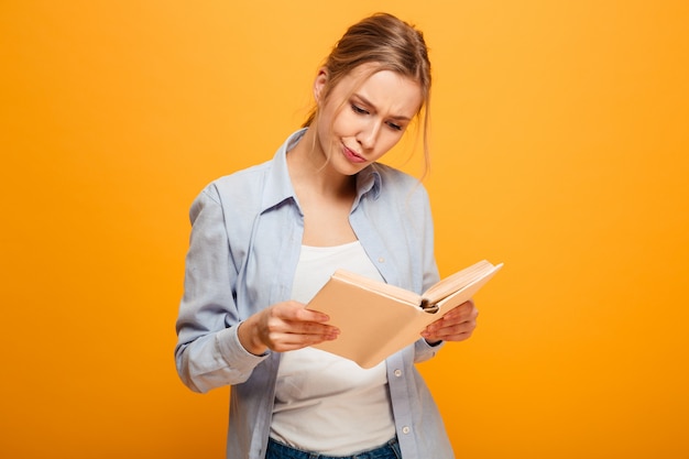 Ernstige denken jonge dame student leesboek.