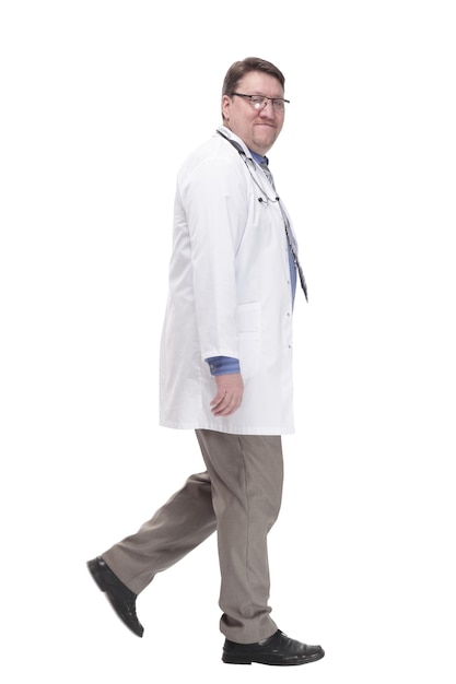 Ernstige dokter in een witte jas schrijdend naar voren.