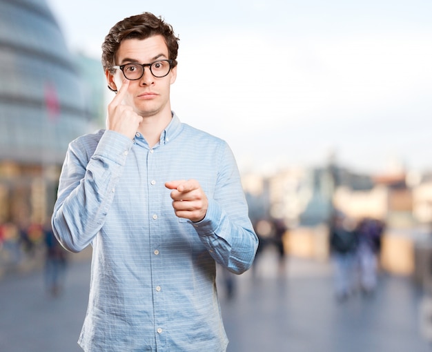 Ernstige jonge man met een observatiegebaar