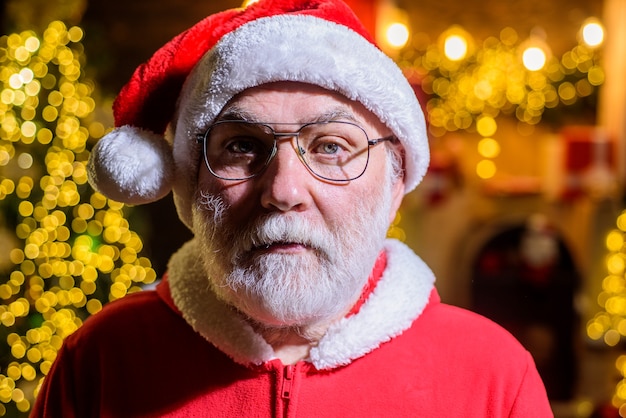 Foto ernstige kerstman in bril bebaarde kerstman in bril nieuwjaar vakantie bebaarde man in