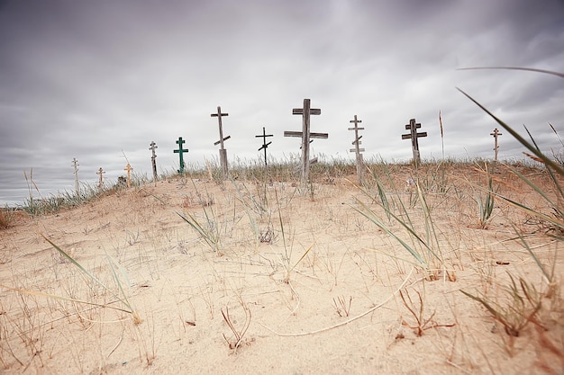 ernstige kruisen op een woestijnbegraafplaats / klimaatverandering concept opwarming, ramp, apocalyps, christelijke begraafplaats