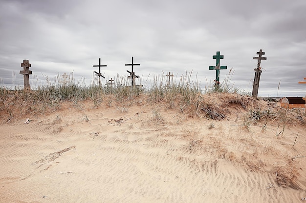 ernstige kruisen op een woestijnbegraafplaats / klimaatverandering concept opwarming, ramp, apocalyps, christelijke begraafplaats