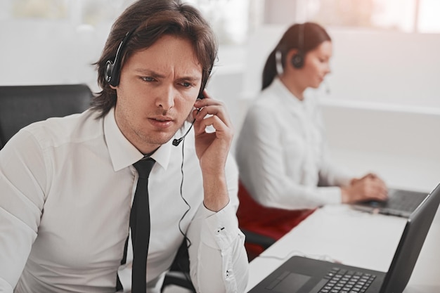 Ernstige man aan het werk in callcenter