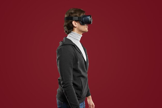 Ernstige man in VR-headset in studio