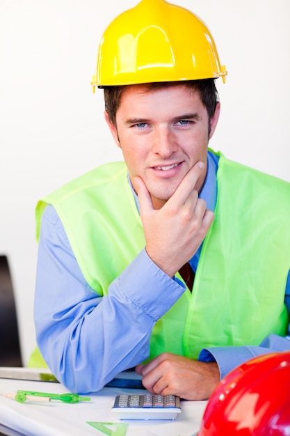 Foto ernstige man met helm