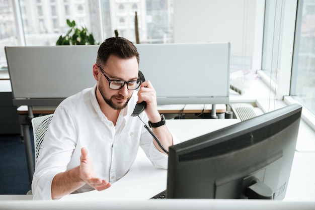 Ernstige man praten over de telefoon