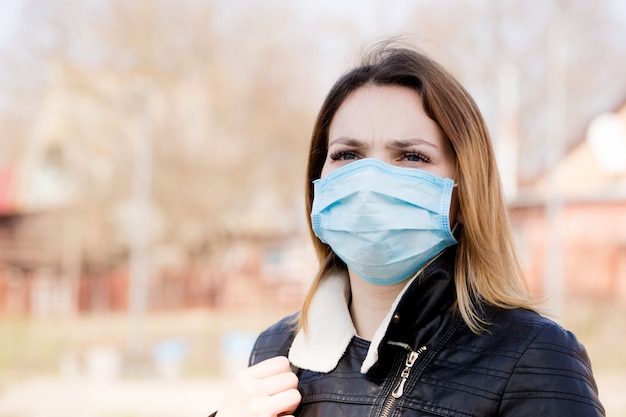 Ernstige meisje in een beschermend masker