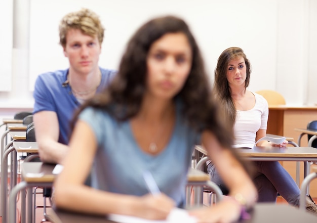 Ernstige studenten die aantekeningen maken