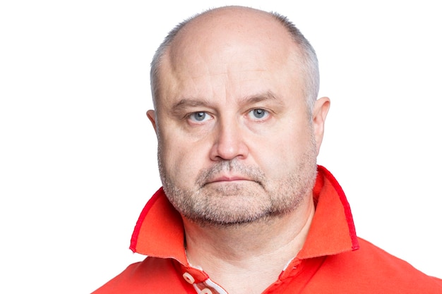 Ernstige volwassen kale man in een oranje tanktop Verdriet en depressie Geïsoleerd op witte achtergrond Close-up