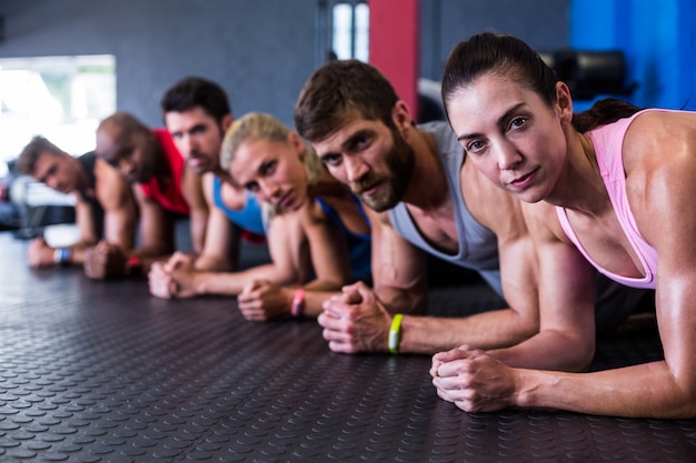 Ernstige vrienden in de sportschool