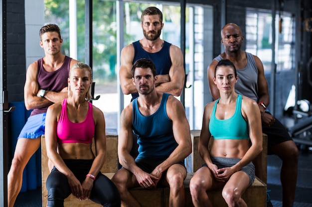 Foto ernstige vrienden in de sportschool