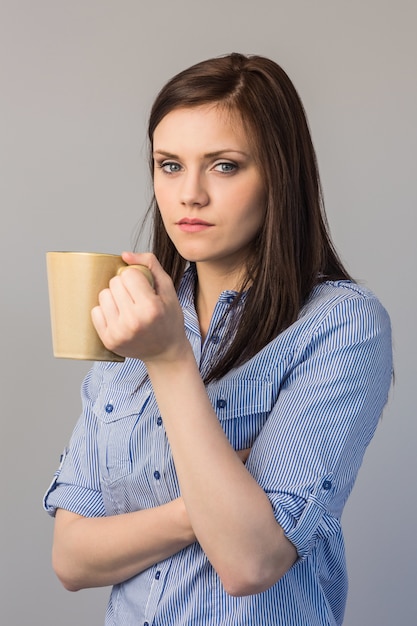 Ernstige vrij brunette bedrijf kopje koffie