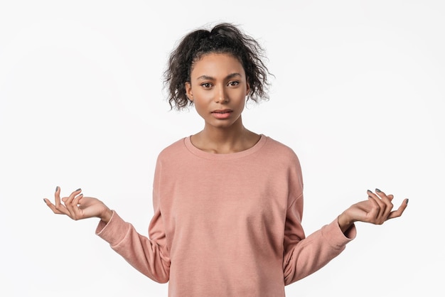 Ernstige vrouw geïsoleerd op een witte achtergrond kijken camera