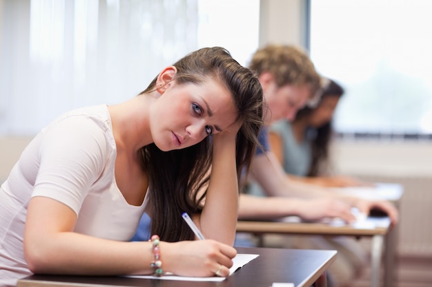 Ernstige vrouw schrijven