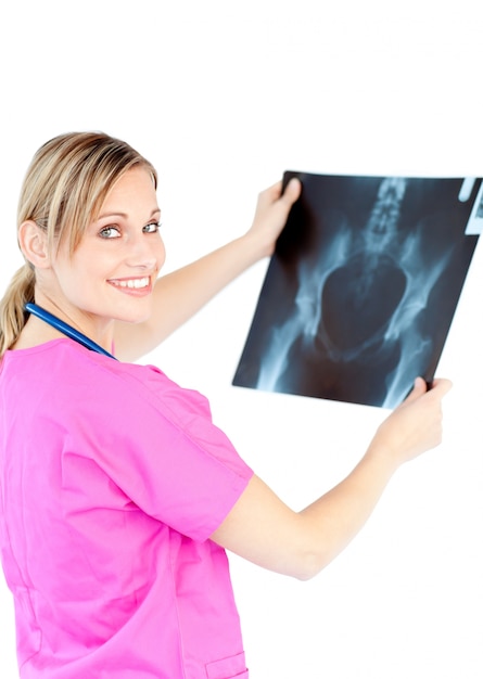 Ernstige vrouwelijke arts die een röntgenstraal bekijkt