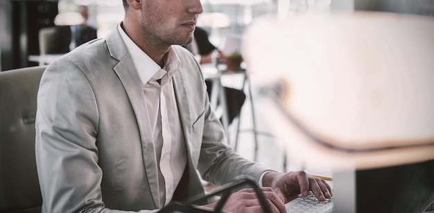 Ernstige zakenman die aan computer werkt