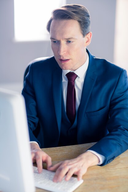 Ernstige zakenman die op computer typen