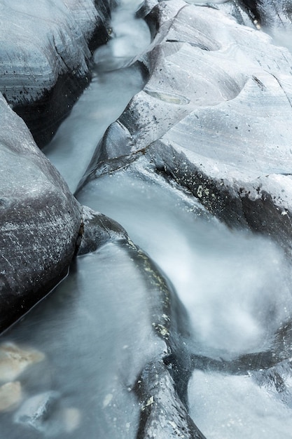 Photo eroded canyon rocks in the vermillion river in the kootenay national park canada