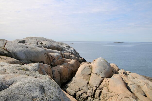 Photo eroded rocks on rocky beach against sky