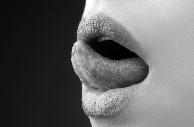 Erotic mond close-up vrouw sexy tong verlangen sensueel verleidelijk