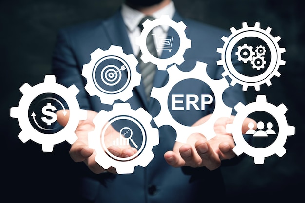 Значки ERP и передач Концепция планирования ресурсов предприятия Человек, держащий в руке