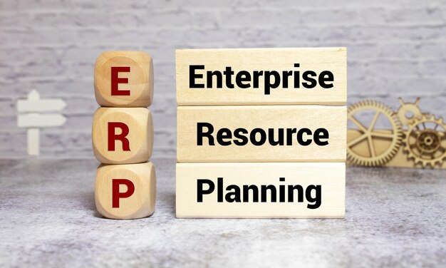 сообщение ERP на экране планшета ПК, удерживаемом бизнесменом руками концепция верхнего обзора компьютер телефон кофе теплый тон
