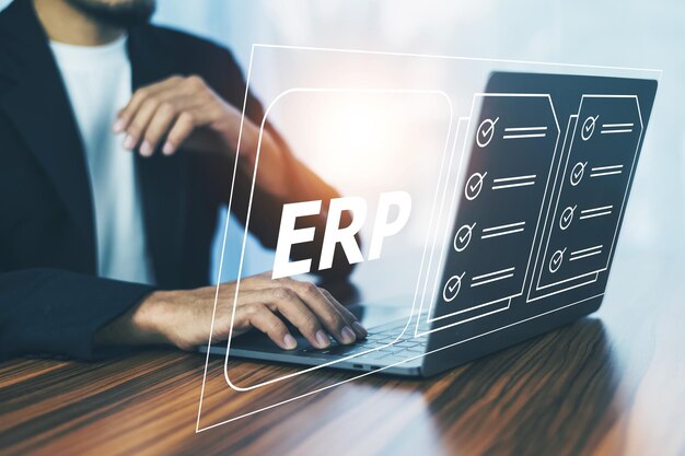 ERP エンタープライズ リソース プランニング コンセプトのドキュメント管理にコンピューターを使用してビジネスのビジネスマンのための ERP プログラム