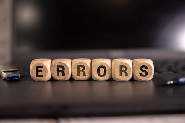 Foto errore lettere in legno sulla scrivania dell'ufficio errori informativi