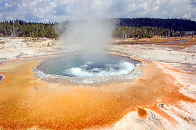 Foto fase di eruzione nella sorgente a cresta nel parco nazionale di yellowstone