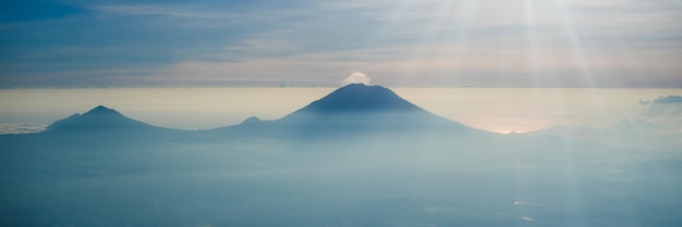 バリインドネシアバナーロングフォーマットでアグン火山の噴火