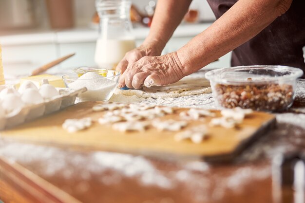 Ervaren kok die deeg maakt voor koekjes