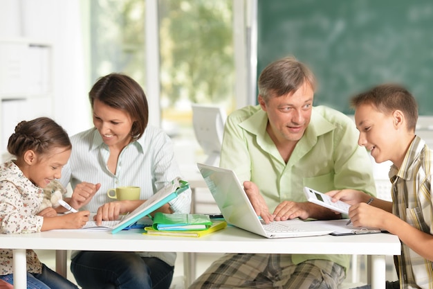 Ervaren leraren die met kinderen werken in de computerklas